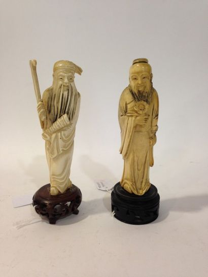 null Deux petits sujets en ivoire rehaussé de brun, représentant des sages du Tao.

Chine,...