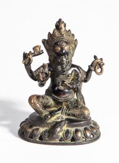 null Ganesh en bronze 

à patine brune représenté assis sur un socle lotiforme.

Népal,...
