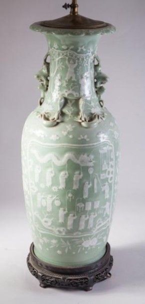 null Grand vase en porcelaine émaillée céladon 

à décor en barbotine blanche en...