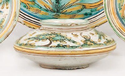 Talavera Vase à panse plate à décor polychrome d'arbres et filets. Fin du XVIIIe...