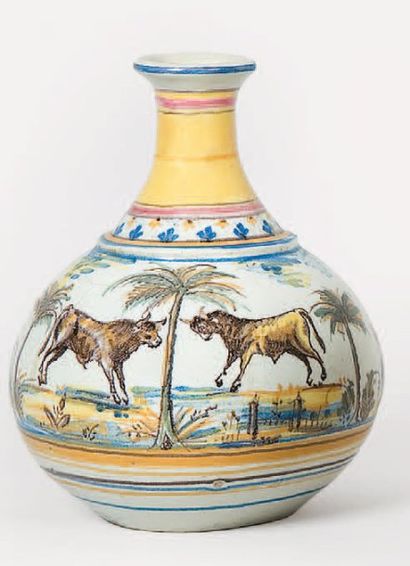 Talavera Vase globulaire à décor polychrome de deux taureaux sur une terrasse, le...