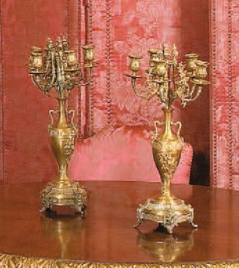 null Paire de candélabres en bronze doré à cinq lumières, le fût en forme de vase...