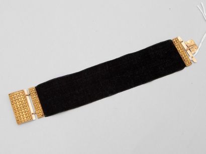 null Bracelet en velours noir, le fermoir en or jaune 18k (750). 

Poids : 13 g.