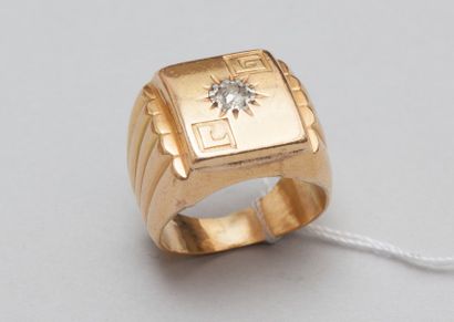 null Chevalière en or jaune 18k (750) sertie d'un petit diamant taille ancienne....