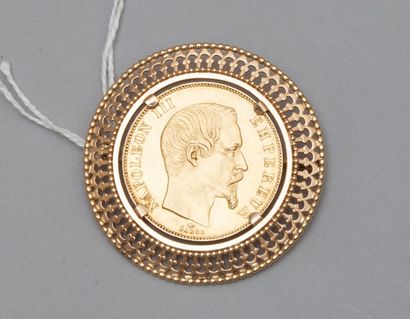null Une pièce 50 Fr "Napoléon III" (1857 A) montée en broche en or jaune 18k (750).

Poids...