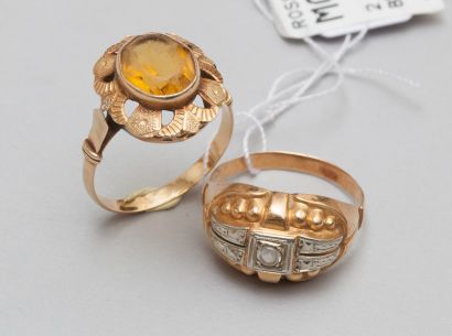 null Deux bagues en or jaune 18k (750); l'une sertie d'une citrine, l'autre d'une...