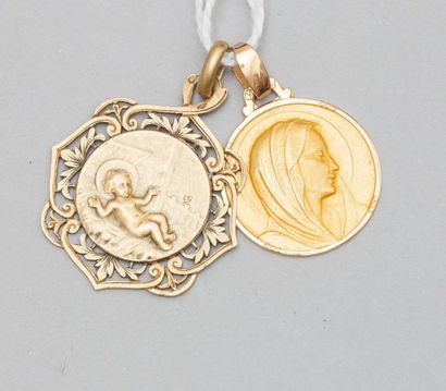 null Deux médailles représentant la vierge et l'enfant Jésus en or jaune 18k (750).

Poids...