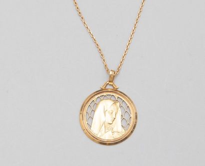 null Médaille figurant la Vierge en or jaune 18k (750) et sa chaine.

Poids : 17.6...