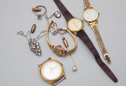 null Lot de bijoux fantaisie comprenant 4 montres, broche, pendentif, épingle à cravate,...