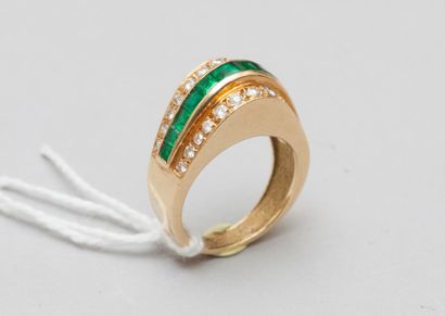 null Bague en or jaune 18k (750) sertie de lignes d'émeraudes calibrées et petits...