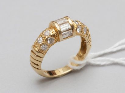 null Bague en or jaune 18k (750) sertie de diamants en baguettes épaulée de petits...