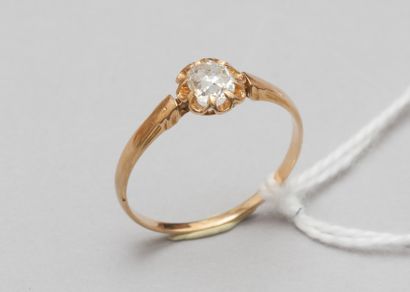 null Une bague en or jaune 18k (750) sertie d'un diamant taille-ancienne (environ...