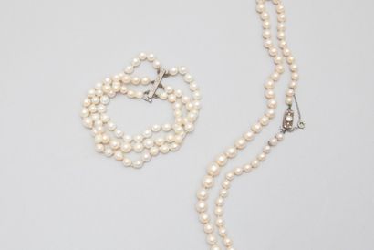 null Lot : un collier de perles et un bracelet à trois rangs de perles.



Poids...