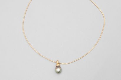 null Collier en or jaune 18k (750) et son pendentif ornée d'une perle piriforme de...
