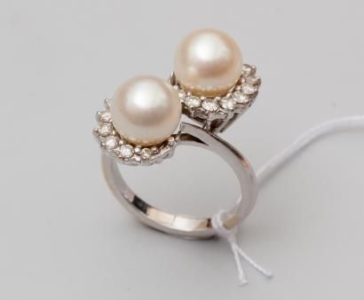 null Bague "Toi & Moi"en or gris 18K (750) sertie de deux perles de culture coupées...