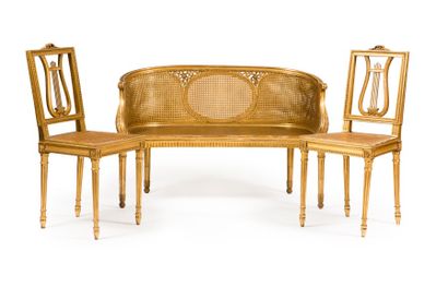 null Salon en bois sculpté et doré composé d'un canapé corbeille à assise et dossier...