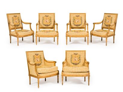 null Salon en bois sculpté et doré, composé de quatre fauteuils et deux bergères...