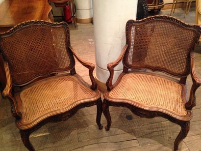 null Deux fauteuils de style Louis XV, assise cannée