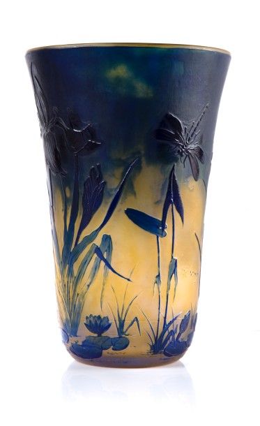 AC NANCY 

Vase à corps cylindrique évasé. Epreuve en verre bleu et jaune. 

Décor...