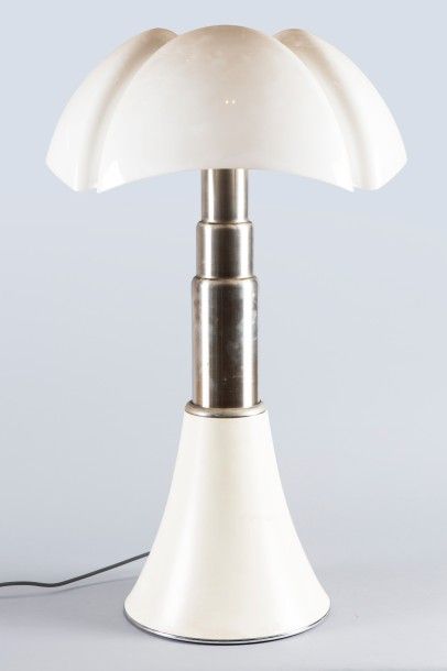 GAE AULENTI (1927-2012) 

Lampe « Pipistrello » (créée en 1965), à base en métal...