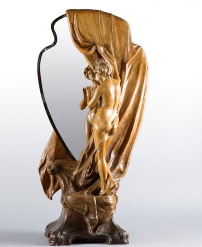 Friedrich GOLDSCHEIDER 

« Jeune femme au rideau », c. 1897-1918. Miroir en terre...