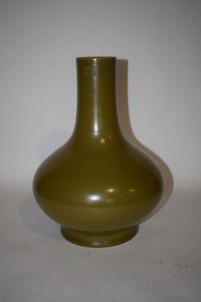 null Vase bouteille en porcelaine émaillée vert olive avec une marque apocryphe Guangsu.

Chine,...