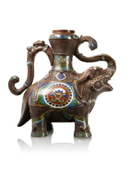 null Elephant en bronze et émaux champlevés polychromes, formant vase, portant une...