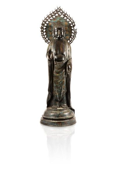 null Bouddha en bronze et émaux champlevés debout sur une base les deux mains en...