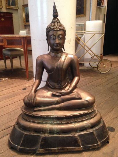 null Bouddha en bronze de patine médaille, assis en méditation sur un lotus, les...
