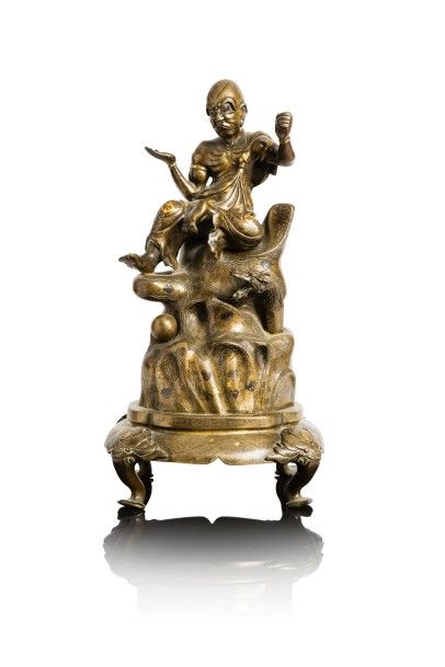 null Sujet en bronze et réhauts dorés représentant le Rakan Handaka Sonja assis sur...