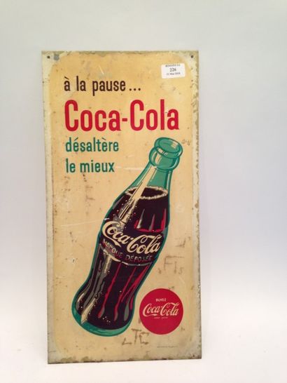null COCA-COLA 

Plaque en tôle peinte figurant une bouteille " à la pause... Coca-Cola...