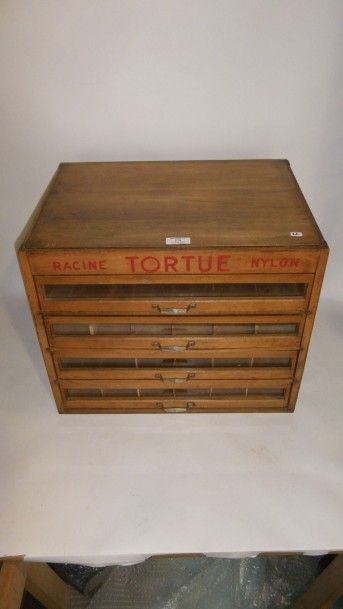 null Beau meuble de présentation publicitaire « Tortue » à 4 tiroirs. 470 x 350 mm...