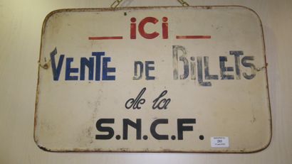 null [SNCF] 

" billets SNCF en vente ici " plaque peinte sur fond crème. Oxydation....