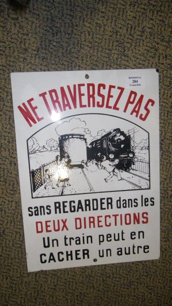 null [SNCF]

" ne pas traversez pas... un train peut en cacher un autre " plaque...