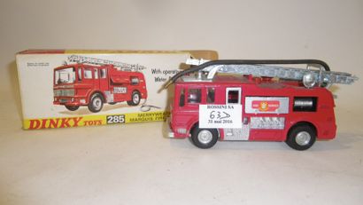 null DTA : camion MERRYWEATHER de pompiers avec échelle - pompe à eau - projecteur,...