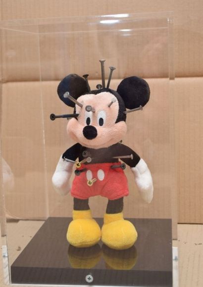 null BATISTA Helder, né en 1964

Mickey à clous, 2013

Peluche avec clous et vis...