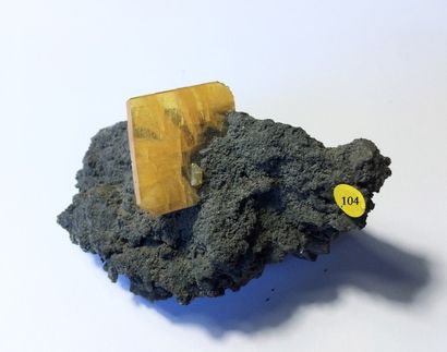 null Joli cristal de BARYTE (3 x 3 cm) bien terminé, mince, jaune beige, plutôt brillant,...