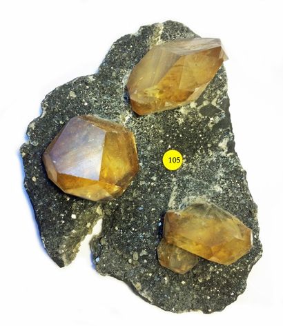 null Très jolie CALCITE brune dorée: trois splendides cristaux (3 à 4,5 cm) bien...