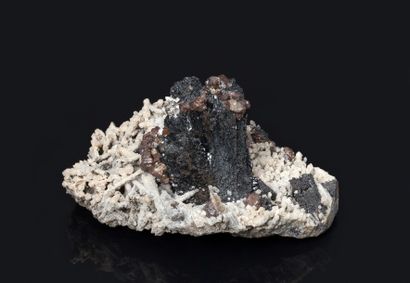 null Exceptionnelle ILVAITE avec GRENATS, sur gangue cristallisée de QUARTZ: important...