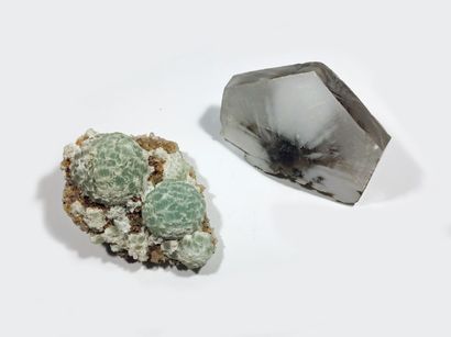null Lot de quatre minéraux de Chine: un joli cristal bi-terminé cubo-octaédrique...