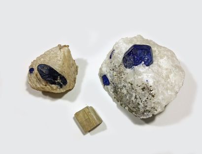 null Lot de trois jolis petits minéraux: cristal terminé d'AFGHANITE (28 mm) sur...
