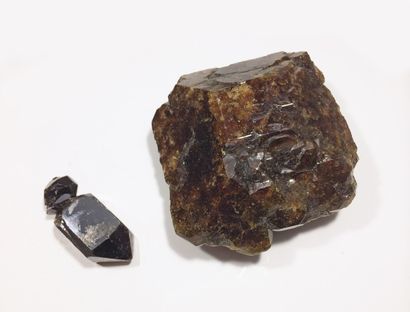 null Lot de deux minéraux: curieuse et ancienne CASSITERITE cubo-octaédrique biterminée...