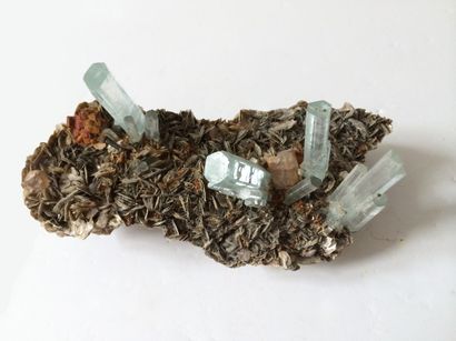null Jolis petits cristaux terminés, gemmes, bleu pale (3 cm) de BERYL var. AIGUEMARINE...