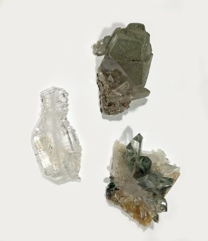 null Lot de trois jolis petits QUARTZ alpins français: l'un recristallisé avec asbeste,...