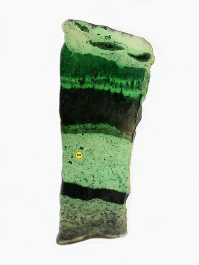 null Belle plaque de JADEITE (31 x 15 x 5 cm) polie sur une face, avec bandes vertes...