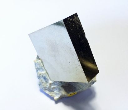 null Elégant et rare cube isolé de PYRITE fortement aplati (arête 5 cm, hauteur 1...