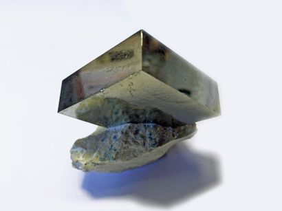 null Elégant et rare cube isolé de PYRITE fortement aplati (arête 5 cm, hauteur 1...