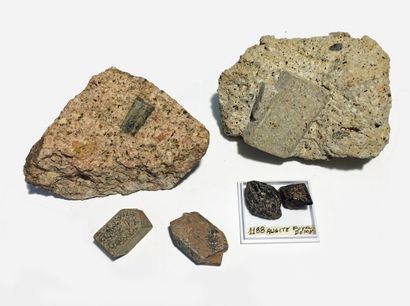 null Lot de six minéraux du Puy de Dôme, France: un joli cristal prismatique de PINITE...