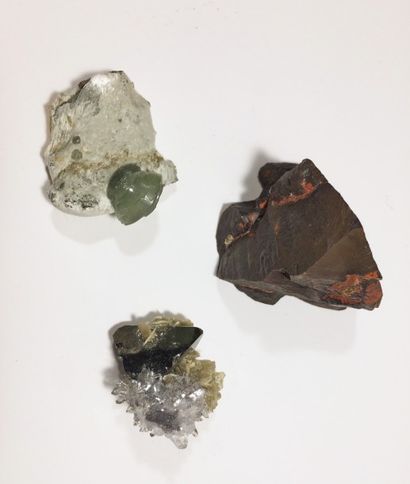 null Lot de trois petits minéraux alpins: une TETRAEDRITE (15 mm d'arête), QUARTZ,...