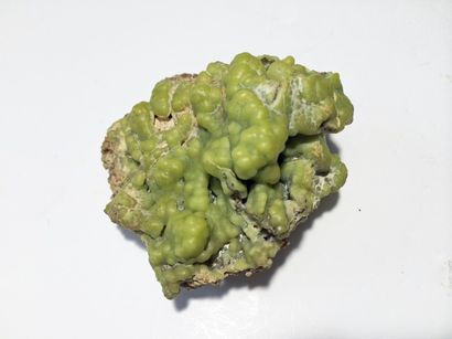 null Jolie petite concrétion mamelonnée (6,5 x 6 x 4 cm) de PYROMORPHITE vert pale...